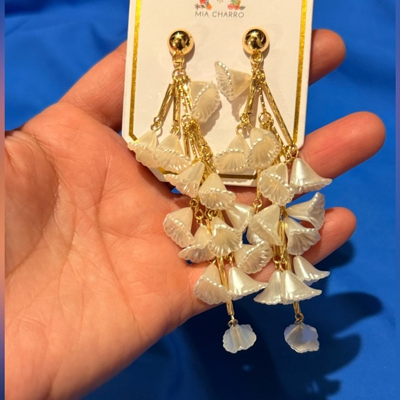 ✨ Mia Charro Pearl Flower Earrings – Elegant & Romantic Design ✨ - Picture 6 of 10